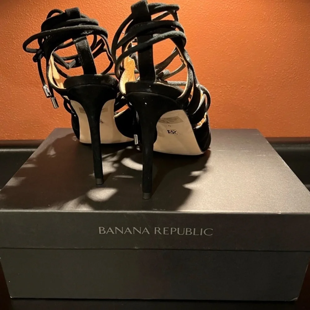 Banana‎ Republic Women's Cutout Going Out Peep Toe Jenne Suede Heel Black Size 8